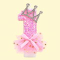 Rozā dzimšanas dienas svece cipars "1" ar gliteriem un princeses kroni. Lieliski piemērota 1 gada dzimšanas dienai, kūkas dekorēšanai un bērnu ballītēm.