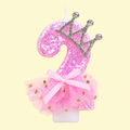 Rozā dzimšanas dienas svece cipars "2" ar gliteriem un princeses kroni. Lieliski piemērota 2 gadu dzimšanas dienai, kūkas dekorēšanai un bērnu ballītēm.
