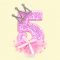 Rozā dzimšanas dienas svece cipars "5" ar gliteriem un princeses kroni. Lieliski piemērota 1 gada dzimšanas dienai, kūkas dekorēšanai un bērnu ballītēm.